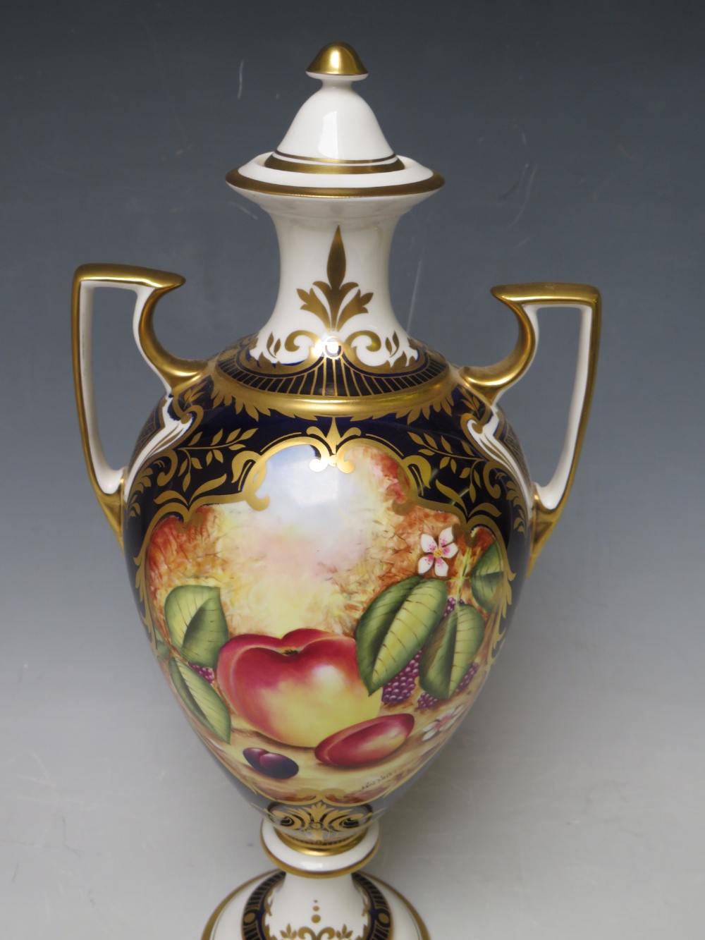 A SPODE HAND PAINTED TWIN HANDLED VASE AND COVER SIGNED 'KEN YATES'. decorated with fruit, H 31.5 - Image 2 of 6