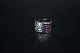 AN UNUSUAL TWO COLOUR SAPPHIRE AND DIAMOND 'OPEN BOOK' DESIGN RING, having pave style set