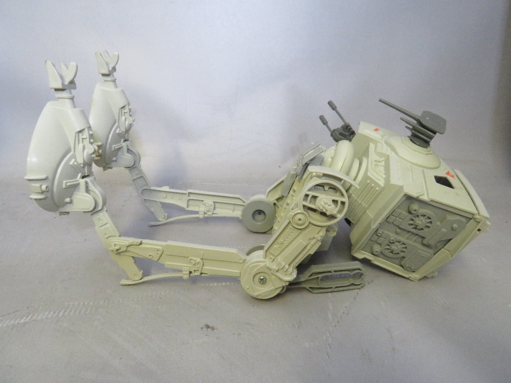 THREE BOXED STAR WARS ITEMS TO INCLUDE RETURN OF THE JEDI SCOUT WALKER, Empire Strikes Back Battle - Image 6 of 9