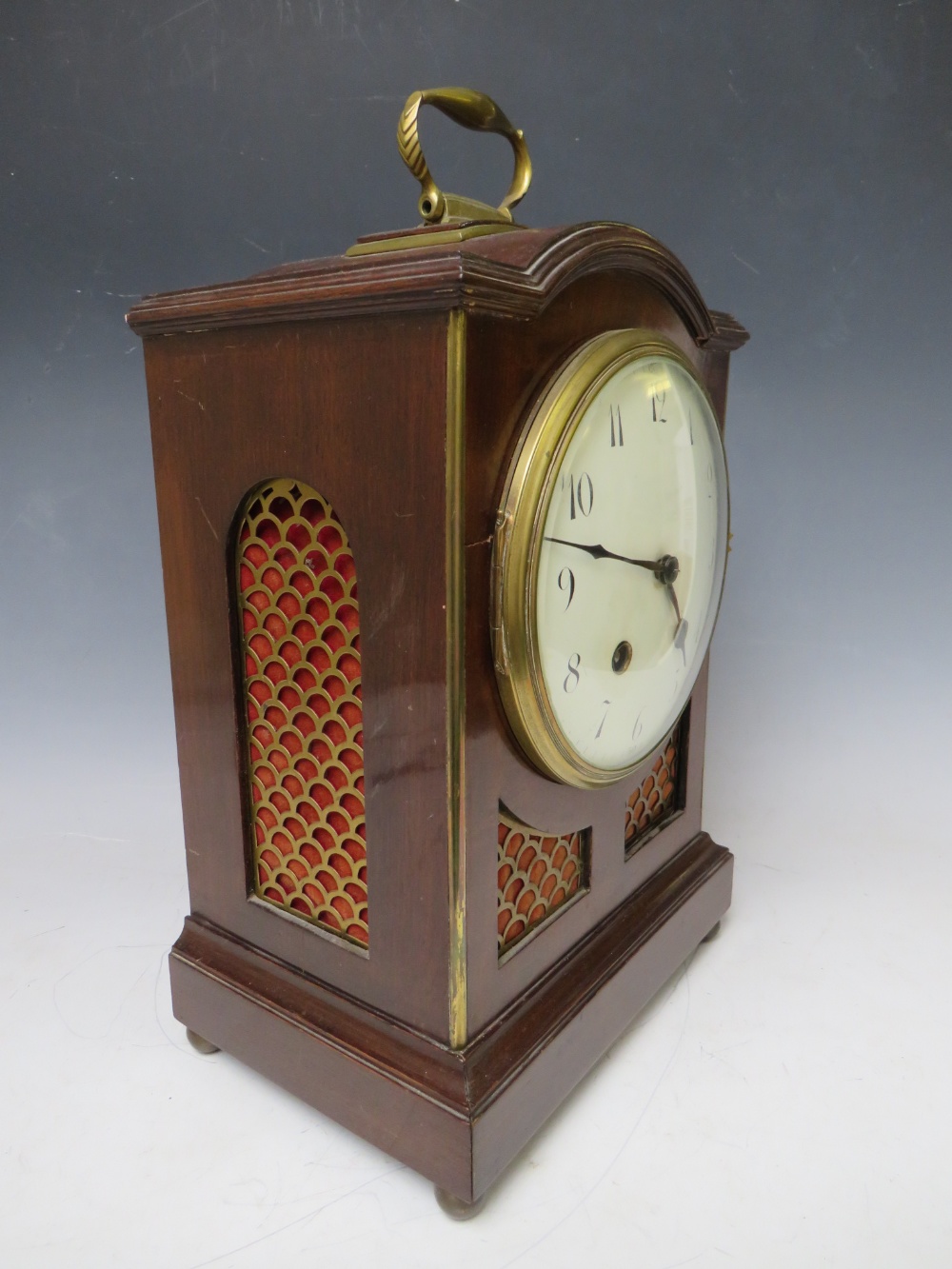 AN EARLY 20TH CENTURY MAHOGANY CASED BRACKET CLOCK, having a break arch case and padded top with - Image 5 of 7