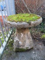 AN ANTIQUE SANDSTONE STADDLE STONE, H 59 cm