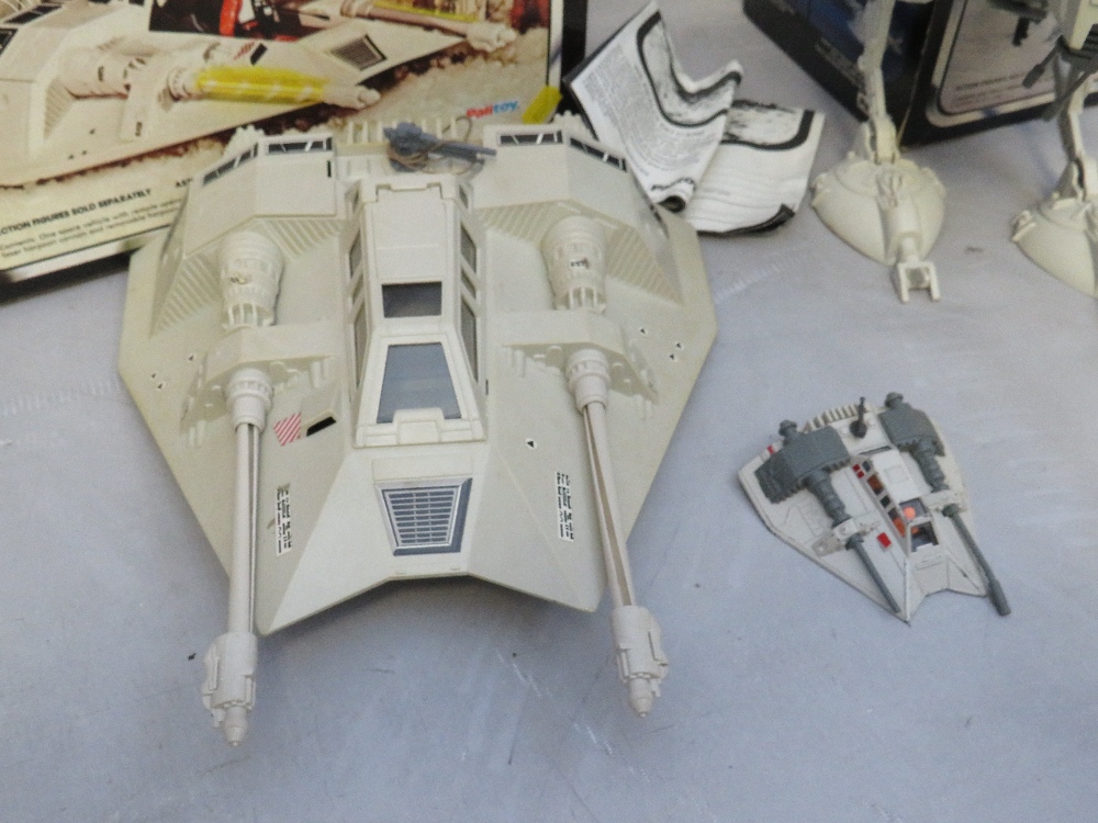 THREE BOXED STAR WARS ITEMS TO INCLUDE RETURN OF THE JEDI SCOUT WALKER, Empire Strikes Back Battle - Image 3 of 9