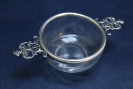 A HALLMARKED SILVER AND GLASS QUAICH BY WILLIAM COMYNS - LONDON 1902, with typical Comyns style