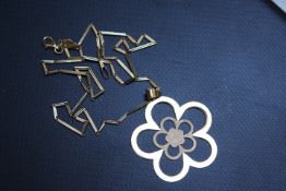 A CONCENTRIC FLOWER STYLE PENDANT ON UNUSUAL LINK CHAIN, both stamped 750, approx combined weight