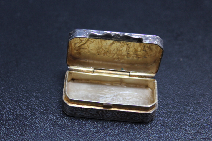 A MODERN CONTINENTAL STYLE SILVER PILL BOX, with import hallmarks, decorated with typical - Image 4 of 4