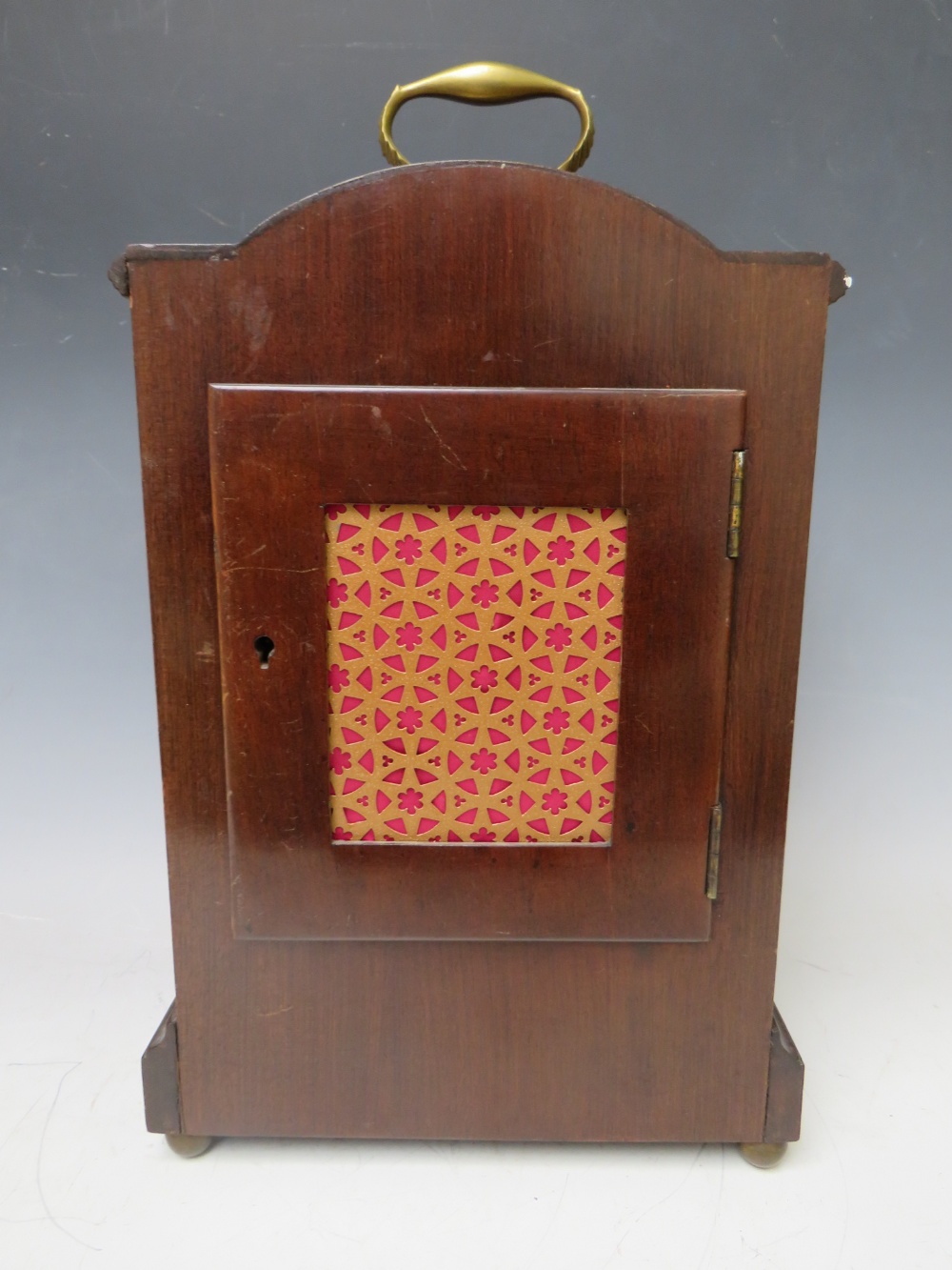 AN EARLY 20TH CENTURY MAHOGANY CASED BRACKET CLOCK, having a break arch case and padded top with - Image 6 of 7