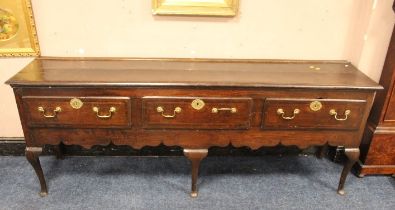 A GEORGIAN OAK THREE DRAWER DRESSER WITH CROSSBANDED DETAIL, raised on cabriole supports, H 82 cm, W