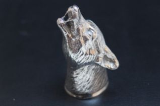 A SILVER SHOT CUP IN THE FORM OF A FOX HEAD - LONDON 1979, only carries assay stamp and date letter,