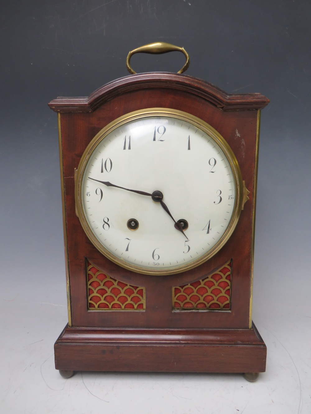 AN EARLY 20TH CENTURY MAHOGANY CASED BRACKET CLOCK, having a break arch case and padded top with - Image 2 of 7