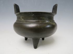 A CHINESE BRONZE CENSOR WITH SIX CHARACTER MARK TO BASE, H 9 cm, Dia. 12 cm