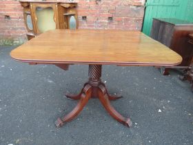 A 19TH CENTURY PEMBROKE TABLE WITH SINGLE FRIEZE DRAWER, raised on a nicely turned swirling