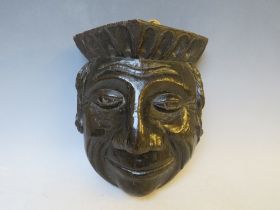 A PERIOD OAK CARVED MASK PLAQUE, depicting a jolly gentleman, H 20 cm