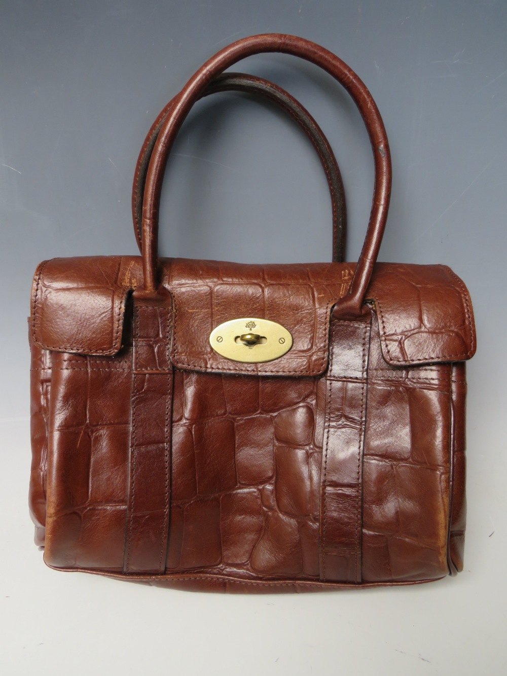 A LADIES MULBERRY CROCODILE EMBOSSED SMALL 'BAYSWATER' HANDBAG, with dust cover, W 26.5 cm, H 34 - Bild 2 aus 6