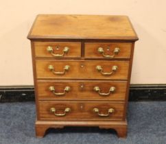 A SMALL GEORGIAN MAHOGANY CHEST OF FIVE DRAWERS, raised on bracket feet, H 77 cm, W 64 cm, D 42 cm