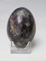 A VINTAGE BLUE JOHN EGG, L 5 cm