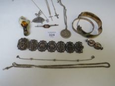 A QUANTITY OF SILVER AND WHITE METAL JEWELLERY TO INCLUDE BRACELETS, BROOCHES, CHAINS ETC (20)