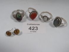 A COLLECTION OF VINTAGE 925 SILVER RINGS TO INCLUDE AMBER STYLE, OPALS ETC