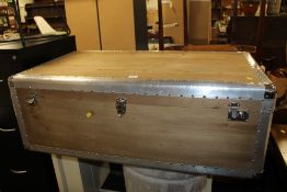 A MODERN WOOD / METAL PACKING TRUNK / COFFEE TABLE W-115 CM