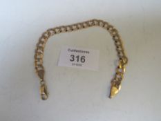 A 9CT GOLD FLAT CURB LINK BRACELET MARKED 375, APPROX WEIGHT 10 G