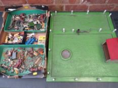 A TRAY OF VINTAGE LEAD FARM ANIMALS ETC TOGETHER WITH A VINTAGE FARMYARD LAYOUT