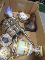 A BOX OF VINTAGE ITEMS TO INCLUDE WEDGWOOD ETC