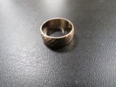 A HALLMARKED 9 CARAT GOLD WEDDING BAND WITH TEXTURE FINISH approx weight 4.2g ring size N