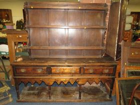 A LARGE OAK THREE DRAWER DRESSER W- 192 CM WITH A PLATE RACK (2)