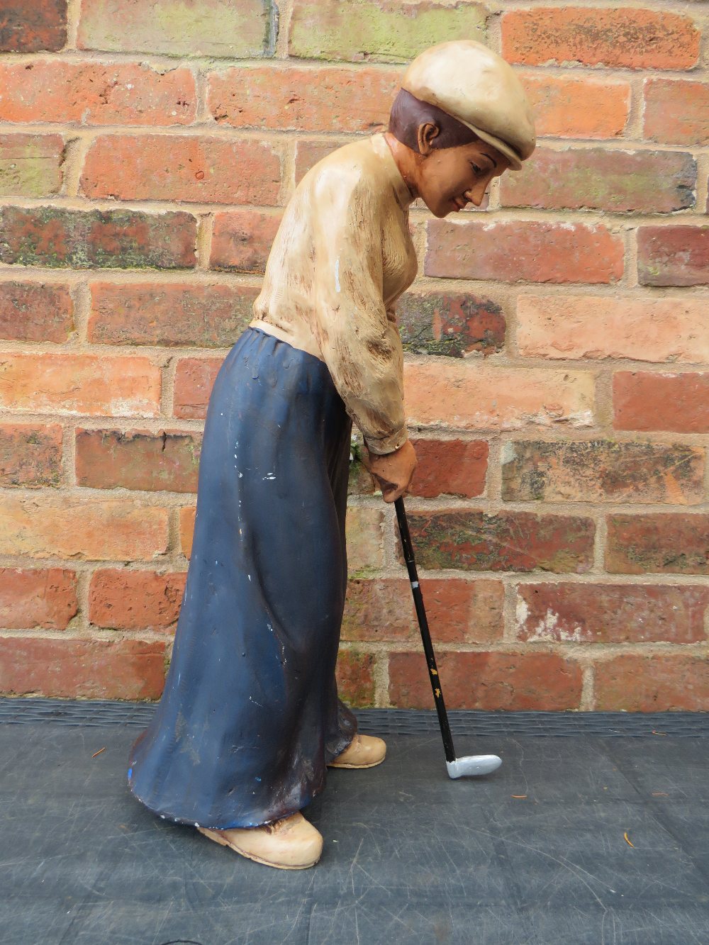 A VINTAGE STYLE FEMALE GOLFING FIGURE - H 61 cm - Bild 3 aus 4