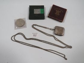 A HEAVY SILVER VICTORIAN MUFF / LONG CHAIN, THREE CROWNS AND A SILVER VESTA CASE
