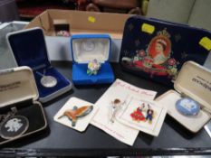 A SMALL TRAY OF COSTUME BROOCHES TO INCLUDE BOXED WEDGWOOD PENDANT WITH A HALLMARKED SILVER