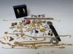 A QUANTITY OF COSTUME JEWELLERY TO INCLUDE EARRINGS, CHAINS ETC