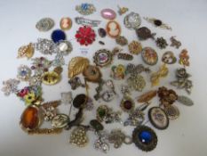 A LARGE COLLECTION OF VINTAGE COSTUME BROOCHES, VARIOUS STYLES AND PERIODS (QTY)