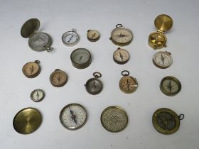 A SMALL TRAY OF SIXTEEN VINTAGE COMPASSES, smallest Dia. 2 cm, largest Dia. 4 cm