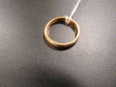 A HALLMARKED 22 CARAT GOLD WEDDING BAND approx weight 7.1g ring size T 1/2