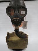 WW2 BRITISH ARMY GAS RESPIRATOR, BAG (DATED 1941) AND DISPLAY STAND