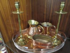 A GALLERY TRAY CONTAINING A SMALL SELECTION OF COPPER AND BRASS TO INCLUDE CANDLESTICKS