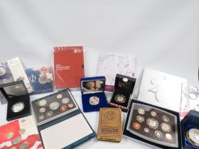 A SUITCASE OF COLLECTABLE BRITISH COINAGE AND SETS TO INCLUDE A ROYAL MINT 2012 £2 OLYMPIC '