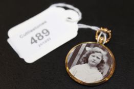 A HALLMARKED 9 CARAT GOLD FRAMED PICTURE PENDANT/FOB