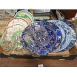 A TRAY OF ASSORTED CERAMICS AND GLASS TO INCLUDE CHARGERS