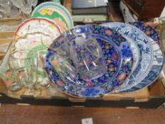 A TRAY OF ASSORTED CERAMICS AND GLASS TO INCLUDE CHARGERS