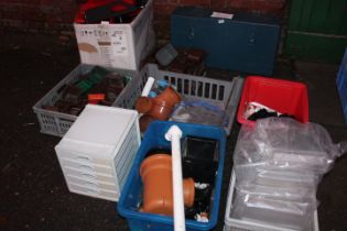 A SELECTION OF TOOL STORAGE ITEMS AND PLUMBERS EQUIPMENT TO INCLUDE FIBREGLASS STORAGE TOOL BOX ETC