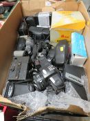 A TRAY OF ASSORTED VINTAGE CAMERAS AND ACCESSORIES