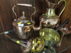 A SELECTION OF COPPER AND BRASS WARE TO INCLUDE A PITCHER