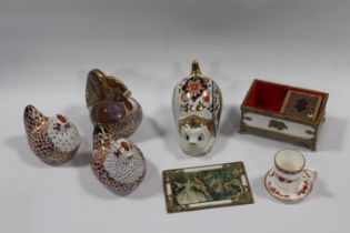 FOUR CHINA ANIMAL PAPERWEIGHTS IN THE CROWN DERBY STYLE TOGETHER WITH A SMALL MUSICAL JEWELLERY