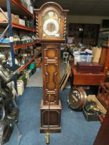 A MID 20TH CENTURY OAK CASED GRANDMOTHER CLOCK - PENDULUM H-167 CM