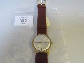 A VINTAGE 9CT GOLD GENTLEMANS AUTOMATIC ACCURIST 21 JEWELS WRISTWATCH ON BROWN LEATHER STRAP