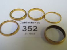 FOUR PLAIN 22CT GOLD WEDDING BANDS, APPROX W 9.1 G, PLUS AN 18CT GOLD EXAMPLE APPROX W 3 G