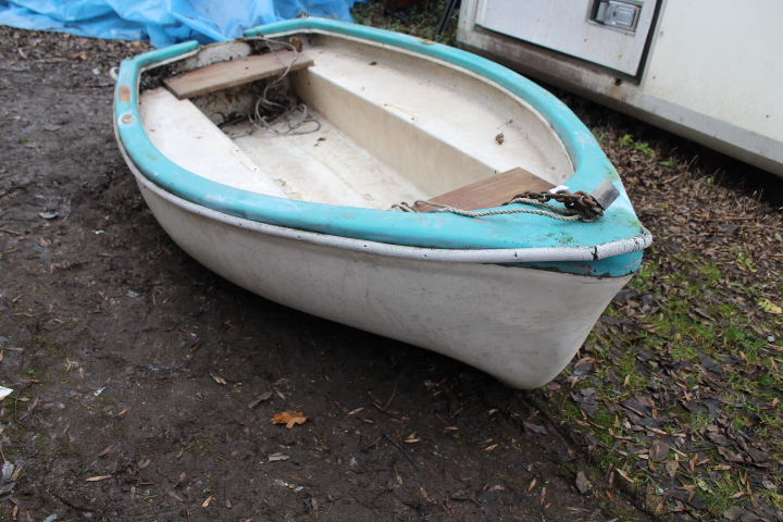 A FIBREGLASS ROWING BOAT - Bild 2 aus 4