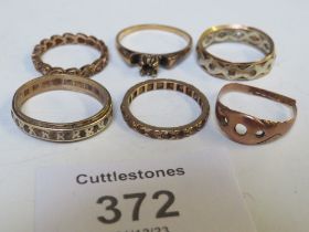 AN 18CT GOLD RING A/F, APPROX W 2.9 G, ALONG WITH FIVE 9CT GOLD AND YELLOW METAL RINGS, APPROX W