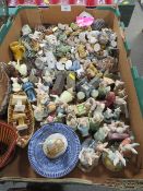 A TRAY OF ASSORTED WADE WHIMSIES ETC TO INCLUDE WADE HOUSES